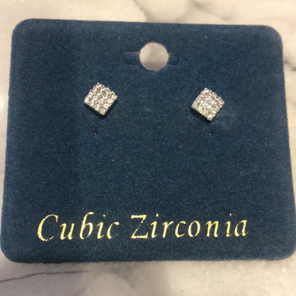 Dainty Little Unisex Cubic Zirconia Pavé Square Studs-Boutique - Picture 1 of 8